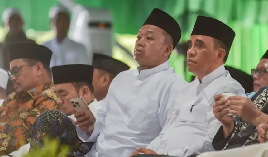 Gubernur Sulteng Anwar Hafid (kanan) bersama Menteri ATR/Kepala BPN Nusron Wahid pad aHaul ke-58 Guru Tua di Kompleks Perguruan Alkhairaat Palu, Rabu (1/4/2026). (©bmzIMAGES/Basri Marzuki)