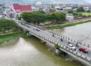 Sejumlah pengendara melintas di Jembatan Palu 1, Rabu (8/4/2026). (©bmzIMAGES/Basri Marzuki)