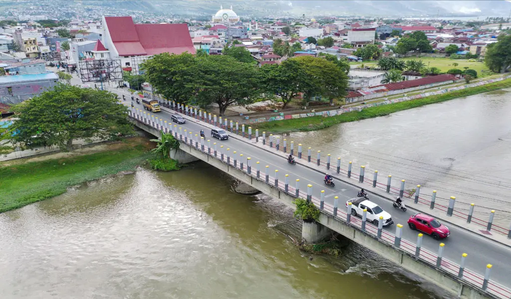 Sejumlah pengendara melintas di Jembatan Palu 1, Rabu (8/4/2026). (©bmzIMAGES/Basri Marzuki)