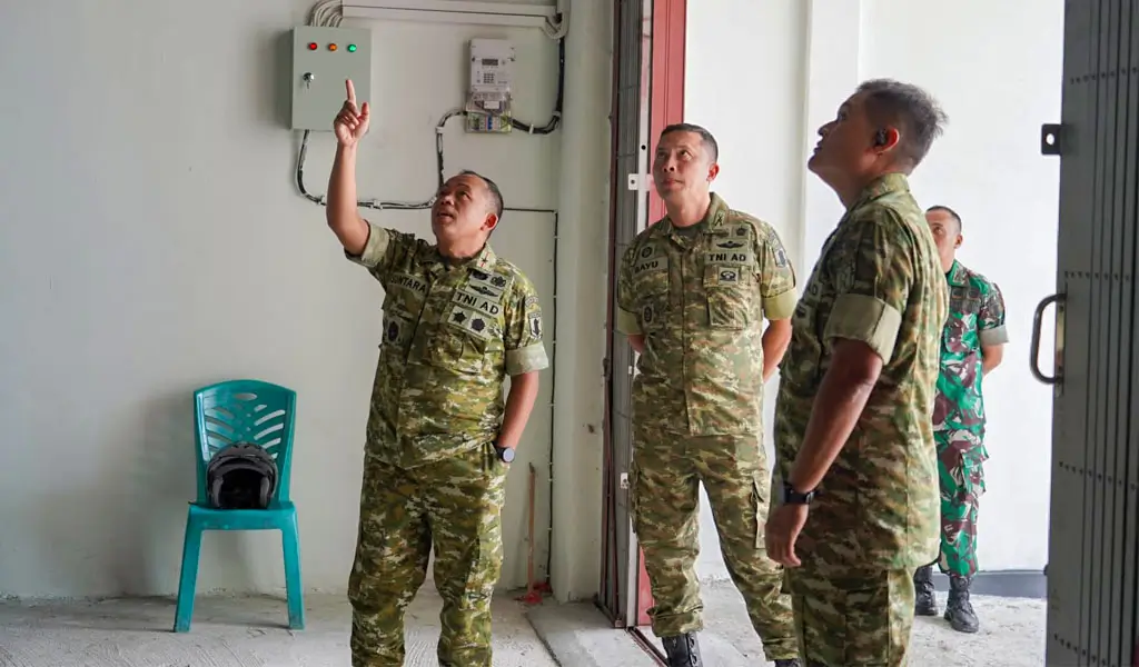 Danrem 132/Tadulako Brigjen TNI Suntara Wisnu Budi (kiri) di lokasi KDKMP Desa Lolu, Sigi, Selasa (7/4/2026). (©Penrem 132/Tdl)
