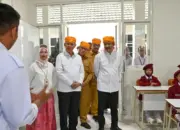 Mensos Syaifullah Yusuf (kanan) didampingi Bupati Sigi Moh Rizal Intjenae (ketiga kanan) dan Wabup Sigi Samuel Y Pongi (kedua kanan) berdialog dengan guru saat meninjau Sekolah Rakyat Sentra Nipotowe di Sigi, Senin (20/4/2026). (©bmzIMAGES/Basri Marzuki)