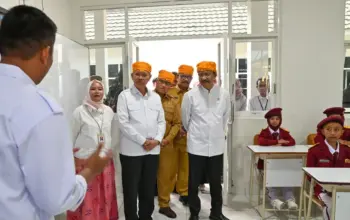 Mensos Syaifullah Yusuf (kanan) didampingi Bupati Sigi Moh Rizal Intjenae (ketiga kanan) dan Wabup Sigi Samuel Y Pongi (kedua kanan) berdialog dengan guru saat meninjau Sekolah Rakyat Sentra Nipotowe di Sigi, Senin (20/4/2026). (©bmzIMAGES/Basri Marzuki)