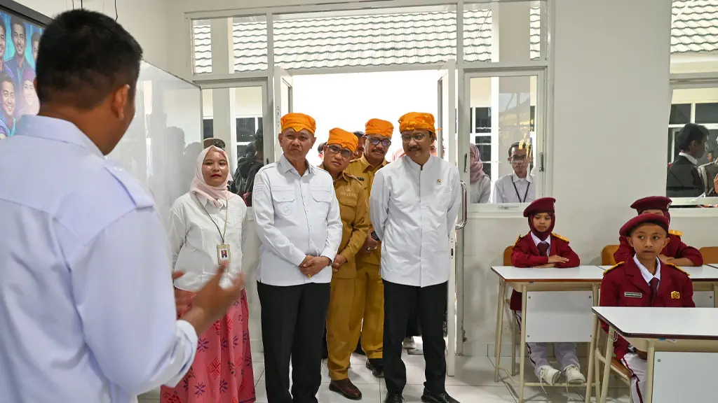 Mensos Syaifullah Yusuf (kanan) didampingi Bupati Sigi Moh Rizal Intjenae (ketiga kanan) dan Wabup Sigi Samuel Y Pongi (kedua kanan) berdialog dengan guru saat meninjau Sekolah Rakyat Sentra Nipotowe di Sigi, Senin (20/4/2026). (©bmzIMAGES/Basri Marzuki)