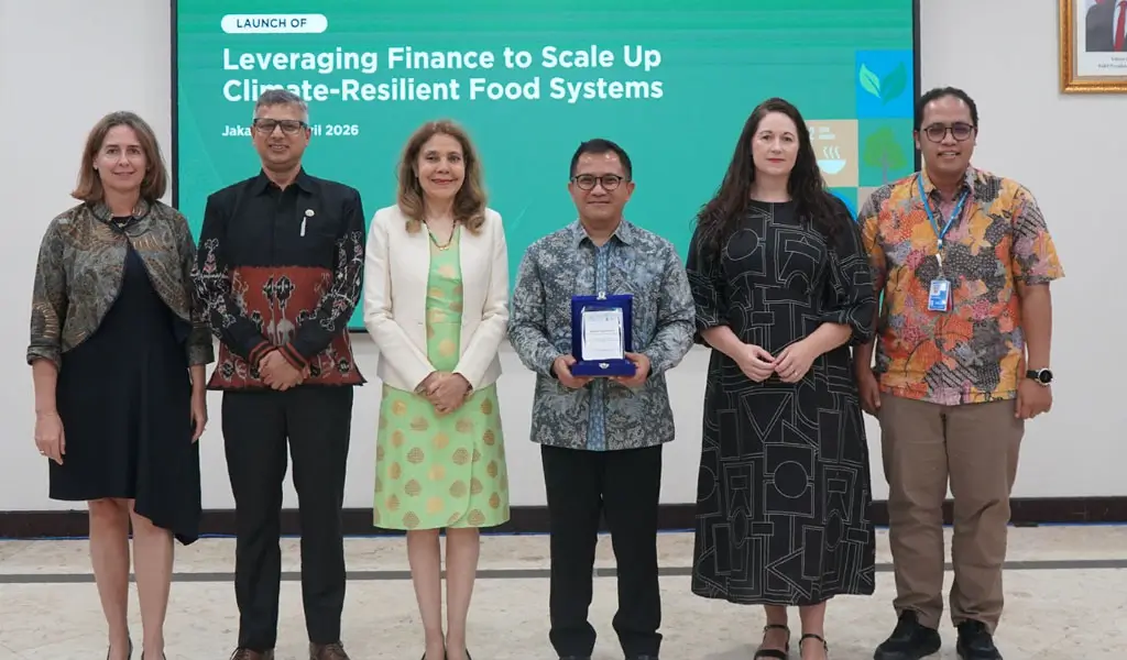 Dari kiri ke kanan: Kepala Perwakilan UNDP di Indonesia Sara Ferrer Olivella, Perwakilan FAO di Indonesia dan Timor-Leste Rajendra Aryal, Kepala Perwakilan PBB di Indonesia Gita Sabharwal, Deputi Bidang Pangan, Sumber Daya Alam, dan Lingkungan Hidup Kementerian Perencanaan Pembangunan Nasional (Bappenas) Leonardo A. A. Teguh Sambodo, Duta Besar Irlandia untuk Indonesia dan ASEAN Sharon Lennon, dan On-Granting Mechanism Specialist Bayu Rahmawan dalam peluncuran program bersama 'Leveraging Finance to Scale Up Climate-Resilient Food Systems', Kamis (9/4/2026) di Gedung Bappenas, Jakarta. (©UN/Medina Basaib)
