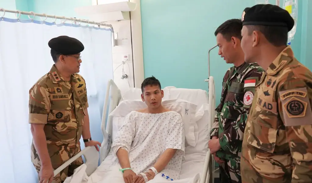 Komandan PMPP TNI Mayjen TNI Iwan Bambang Setiawan,bersama Duta Besar Luar Biasa dan Berkuasa Penuh (LBBP) RI untuk Lebanon, Dicki Komar, DCO Seceast UNIFIL Kolonel Inf A.Juni Toa serta Dirbinops PMPP TNI Kolonel Inf Untung Prayitno mengunjungi prajurit TNI yang terluak dan dirawat di RS Saint George Beirut Lebanon. (©PMPP TNI)