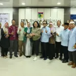 Komisi X DPR RI berfoto bersama Lurah dan staf Kelurahan Palupi pada kunjungan kerja, Rabu (1/4/2026). (©bmzIMAGES/Basri Marzuki)