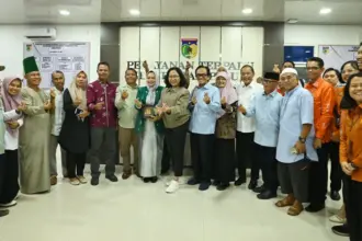 Komisi X DPR RI berfoto bersama Lurah dan staf Kelurahan Palupi pada kunjungan kerja, Rabu (1/4/2026). (©bmzIMAGES/Basri Marzuki)