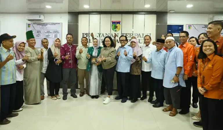 Komisi X DPR RI berfoto bersama Lurah dan staf Kelurahan Palupi pada kunjungan kerja, Rabu (1/4/2026). (©bmzIMAGES/Basri Marzuki)