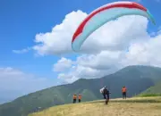 Salah satu peserta bersiap terbang pada International Pragliding Cross Country di Bukit Salena, Senin (27/4/2026). (©bmzIMAGES/Basri Marzuki)