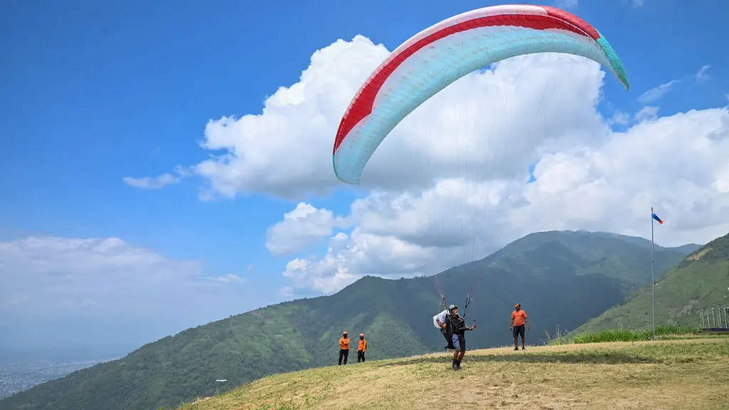 Salah satu peserta bersiap terbang pada International Pragliding Cross Country di Bukit Salena, Senin (27/4/2026). (©bmzIMAGES/Basri Marzuki)