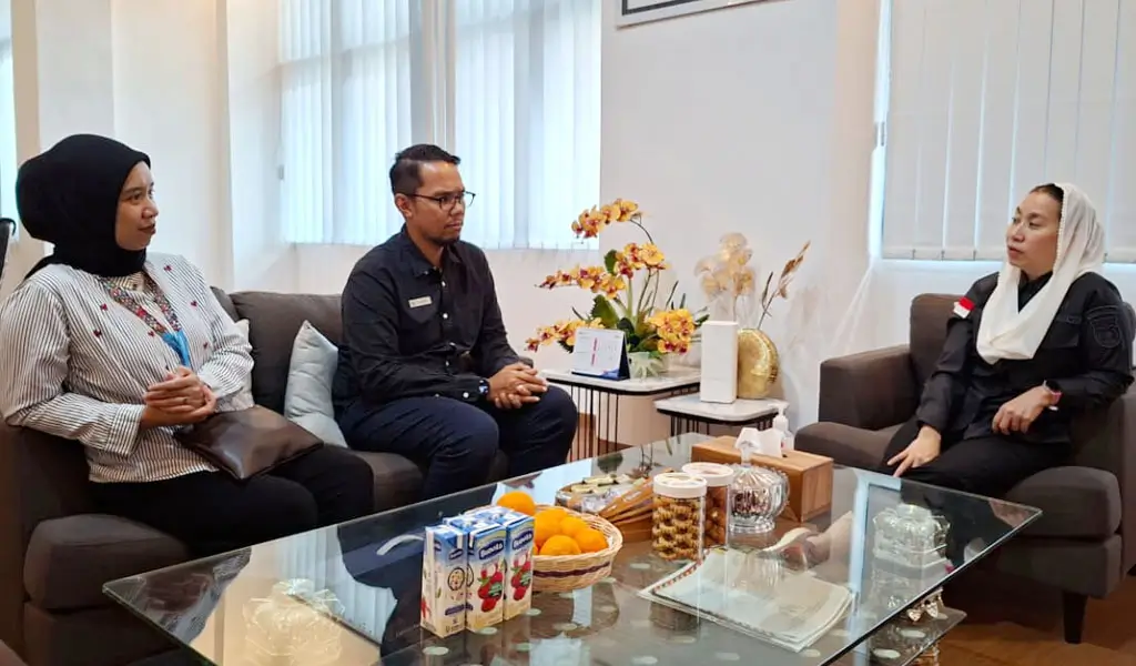 Branch Manager Garuda Indonesia Palu Moh Hafiz Arsan Haq (tengah) beraudiensi dengan Wakil Wali Kota Palu, Imelda Liliana Muhidin di Palu, Jumat (10/4/2026). (©Prokopim Setda Kota Palu/ufri)