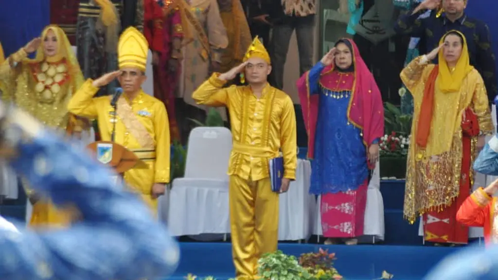 Wakil Wali Kota Palu Imelda Liliana Muhidin (kanan) memberi hormat saat menghadiri upacara peringatan HUT ke-62 Prob=vinsi Sulteng di kantor Gubernur Sulteng, , Senin (13/4/2026). (©Prokopim Setda Kota Palu/Imron)