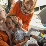 Petugas kesehatan dari Puskesmas Nosarara menyuntikkan cairan vaksin campak kepada seorang anak di Posyandu Melati, Kelurahan Palupi, Palu, Sulawesi Tengah, Kamis (2/4/2026). (©bmzIMAGES/Basri Marzuki)