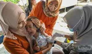 Petugas kesehatan dari Puskesmas Nosarara menyuntikkan cairan vaksin campak kepada seorang anak di Posyandu Melati, Kelurahan Palupi, Palu, Sulawesi Tengah, Kamis (2/4/2026). (©bmzIMAGES/Basri Marzuki)