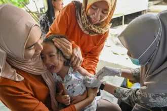 Petugas kesehatan dari Puskesmas Nosarara menyuntikkan cairan vaksin campak kepada seorang anak di Posyandu Melati, Kelurahan Palupi, Palu, Sulawesi Tengah, Kamis (2/4/2026). (©bmzIMAGES/Basri Marzuki)