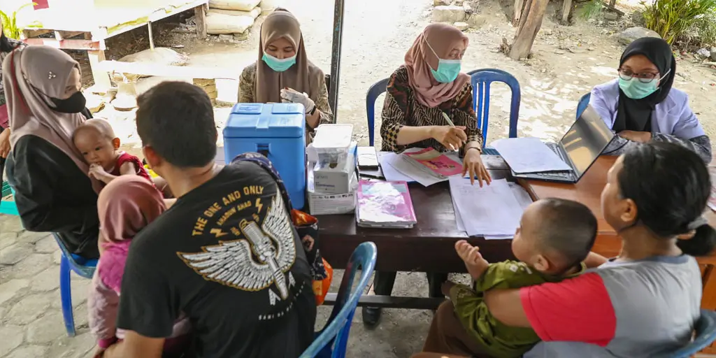 Sejumlah petugas kesehatan dari Puskesmas Nosarara melayani warga yang akan mengimunisasi campak anaknya di Posyandu Melati, Kelurahan Palupi, Palu, Sulawesi Tengah, Kamis (2/4/2026). (©bmzIMAGES/Basri Marzuki)