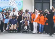 Kalak BPBD Kota Palu Presley Tampubolon mengangkat bender pad apelepasa jalan santai dalam rangka Hari Kesiapsiagaan Bencana Nasioanl di Halaman Kantor Wali Kota Palu, Minggu (26/4/2026). (©Diskominfosantik Palu/Jufri)