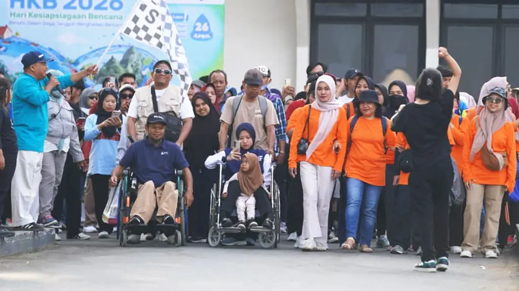 Kalak BPBD Kota Palu Presley Tampubolon mengangkat bender pad apelepasa jalan santai dalam rangka Hari Kesiapsiagaan Bencana Nasioanl di Halaman Kantor Wali Kota Palu, Minggu (26/4/2026). (©Diskominfosantik Palu/Jufri)