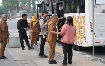 Wali Kota Palu Hadianto Rasyid berdialog dengan warga saat memantau bus TransPalu di Palu, Senin (13/4/2026). (©Prokopim Setda Kota Palu/Jufri)