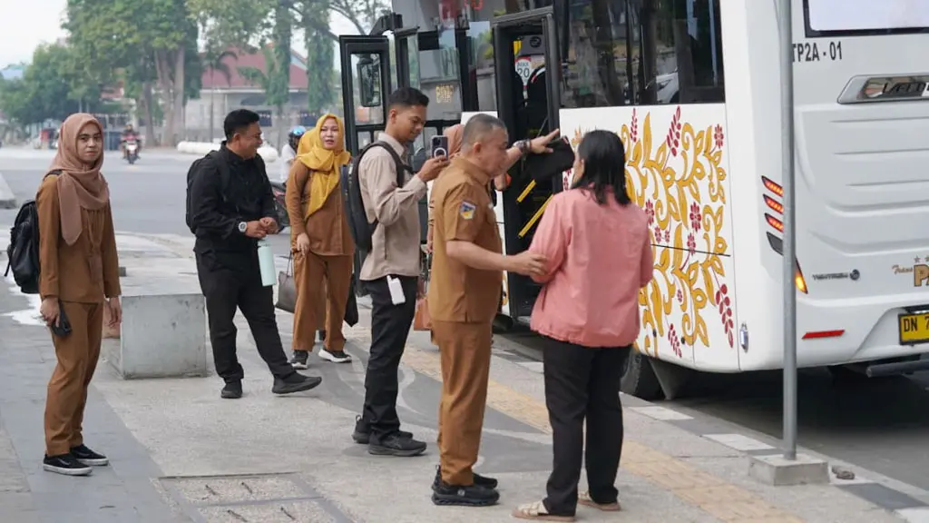 Wali Kota Palu Hadianto Rasyid berdialog dengan warga saat memantau bus TransPalu di Palu, Senin (13/4/2026). (©Prokopim Setda Kota Palu/Jufri)
