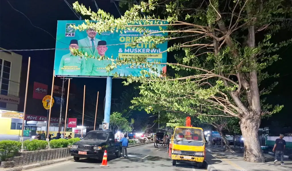 Salah satu baliho yag ditertibakn di Jalan Moh Yamin Palu, Senin (6/4/2026). (©Satpol PP Kota Palu)