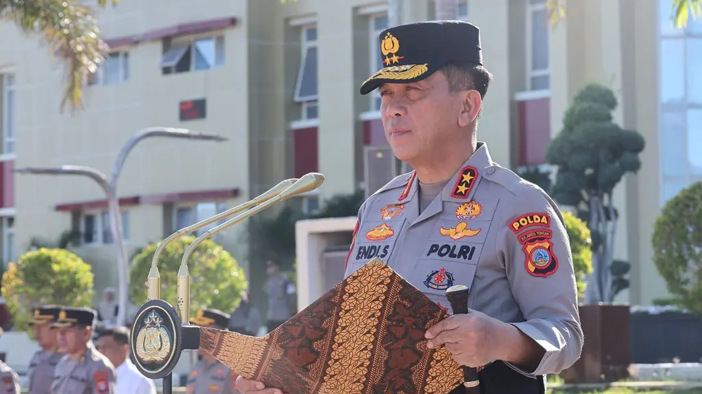 Kapolda Sulteng, Irjen Pol Endi Sutendi menyampaikan amanat pada upacara peringatan Hari Kesadaran Nasional di Mapolda Sulteng, Jumat (17/4/2026). (©Humas Polda Sulteng)
