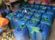 Barang bukti jeriken berisi pertalite yang diamankan aparat Polres Poso, Kamis (9/4/2026). (©Humas Polres Poso)