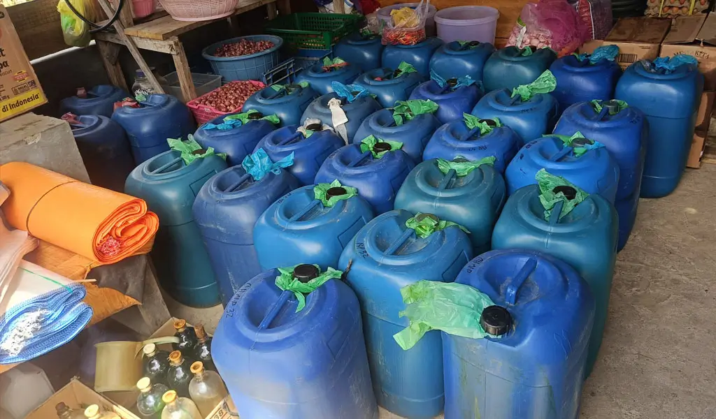 Barang bukti jeriken berisi pertalite yang diamankan aparat Polres Poso, Kamis (9/4/2026). (©Humas Polres Poso)