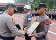 Kapolresta Palu Kombes Pol Hari Rosena mencoret foto seorang anggota polisi yang diberhentikan tidak dengan hormat di Mapolresta Palu, Senin (27/4/2026). (©Humas Polresta Palu)