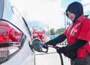 Petugas mengisi BBM ke kendaraan di SPBU Ngurah Rai, Palu, Senin (6/4/2026). (©bmzIMAGES/Basri Marzuki)