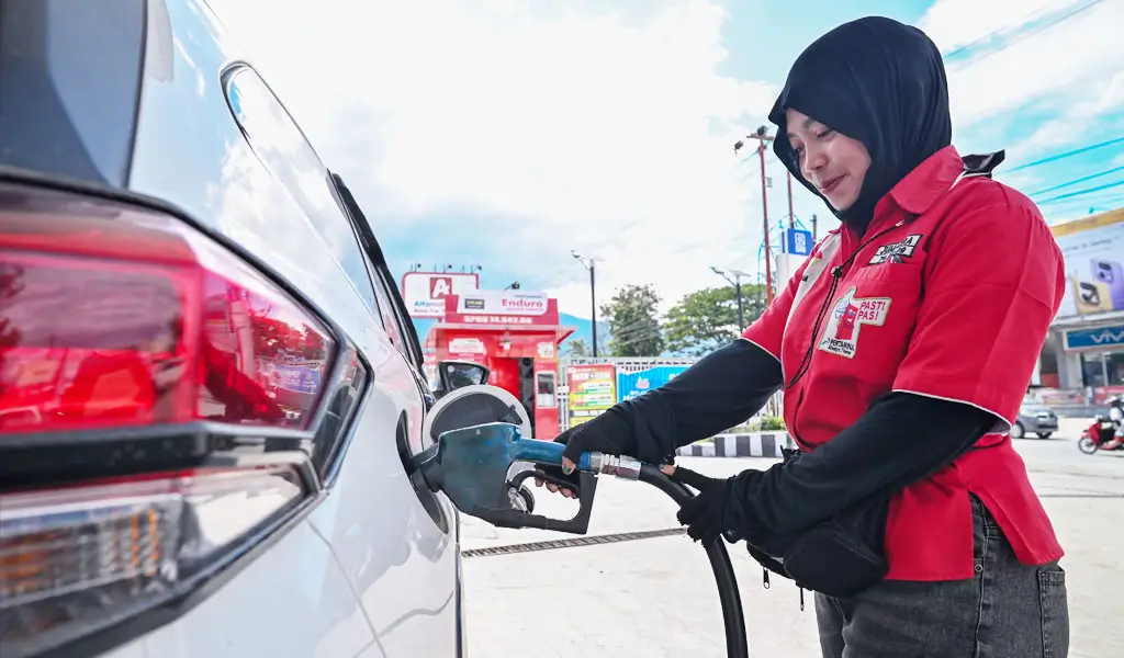 Petugas mengisi BBM ke kendaraan di SPBU Ngurah Rai, Palu, Senin (6/4/2026). (©bmzIMAGES/Basri Marzuki)