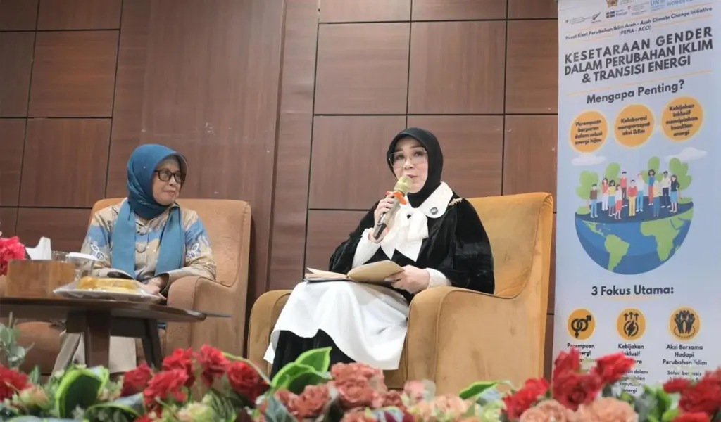 Wali Kota Banda Aceh Illiza Sa'aduddin Djamal (kanan) dan Kepala Aceh Climate Change Initiative USK Suraiya Kamaruzzaman, (kiri) berbicara di ToT Advokasi Kebijakan Gender dan Perubahan Iklim di Aceh, bagian dari program EmPower dari UN Women dan UNEP untuk mendorong kebijakan iklim yang berperspektif gender, Kamis (9/4/2026). (©UN Women/Riska Munawarah)