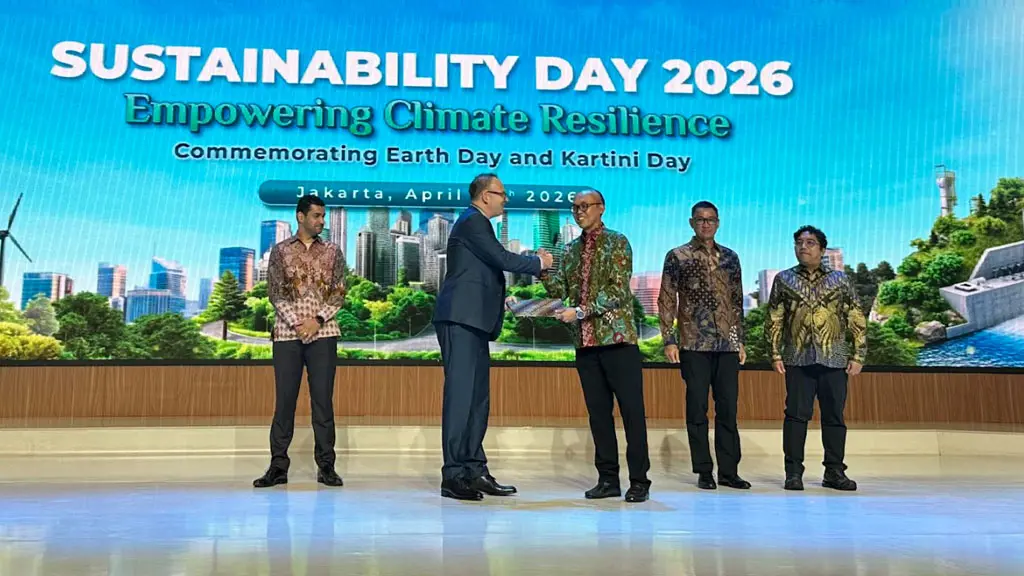 Tim ETP menghadiri Hari Keberlanjutan PLN 2026, yang menampilkan presentasi simbolis untuk merayakan kesepakatan formal antara kedua organisasi. (© Kemitraan Transisi Energi Asia Tenggara)