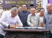 Wakil Menteri Ketenagakerjaan, Afriansyah Noor (kiri) bersama anggota DPR meneken pengesahan RUU PRT menjadi UU di Jakarta, Selasa (21/4/2026). (©Kemnaker)