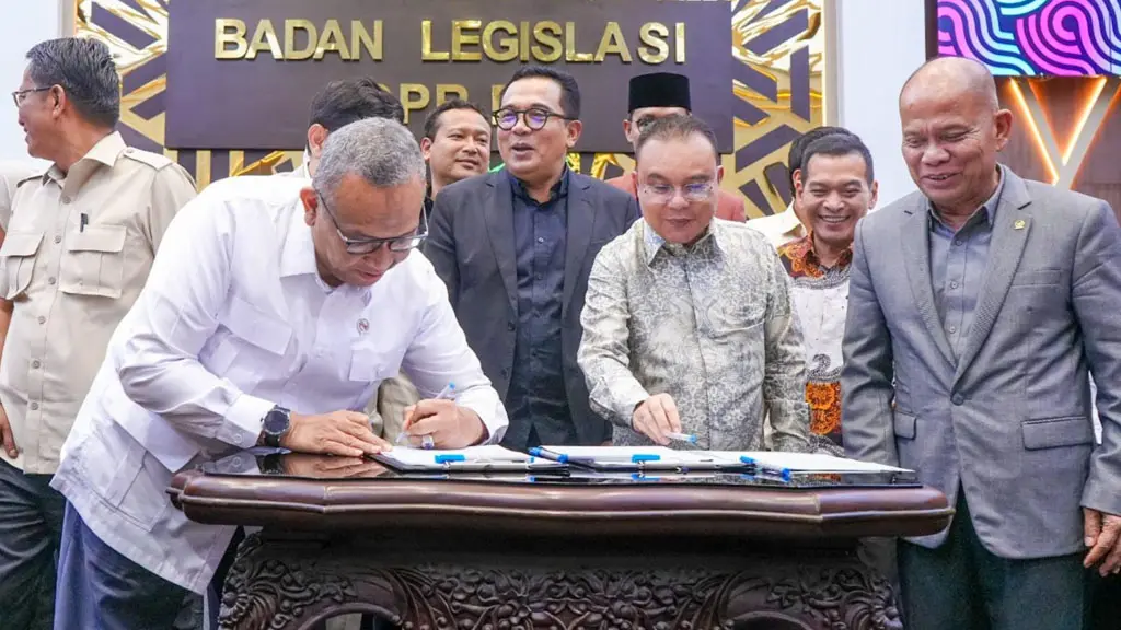 Wakil Menteri Ketenagakerjaan, Afriansyah Noor (kiri) bersama anggota DPR meneken pengesahan RUU PRT menjadi UU di Jakarta, Selasa (21/4/2026). (©Kemnaker)