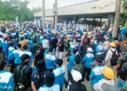 Ribuan pekerja berdemo menuntut perbaikan K3 dan perlindungan kerja di IMIP Morowali, Sabtu (11/4/2026). (©SPN Morowali)