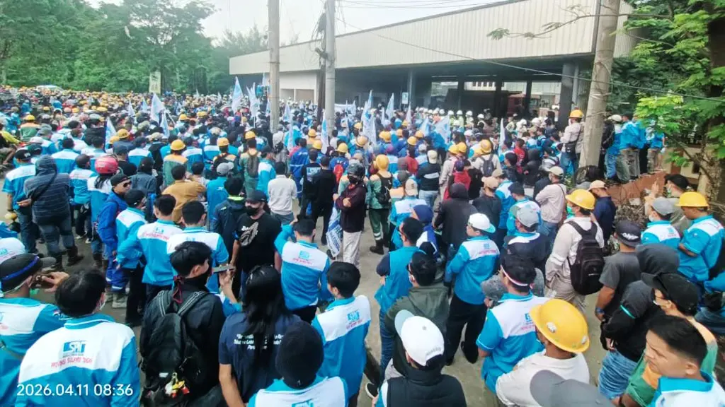 Ribuan pekerja berdemo menuntut perbaikan K3 dan perlindungan kerja di IMIP Morowali, Sabtu (11/4/2026). (©SPN Morowali)