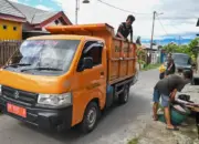 Petugas kebersihan mengangkut sampah di kawasan perumahan di palupi, Palu, Jumat (3/4/2026). (©bmzIMAGES/Basri Marzuki)