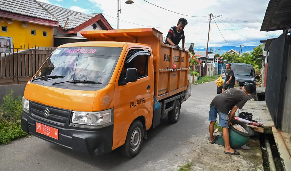 Petugas kebersihan mengangkut sampah di kawasan perumahan di palupi, Palu, Jumat (3/4/2026). (©bmzIMAGES/Basri Marzuki)