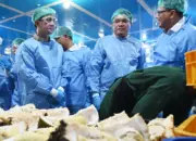 Kepala Barantin Sahat M. Panggabean berdialog dengan Menteri Transmigrasi saat meninjau packng house PT Duco Food Indonesia dalam rangka pelepasana ekspor durian beku ke Tiongkok, Kamis (16/4/2026). (©bmzIMAGES/Basri Marzuki)