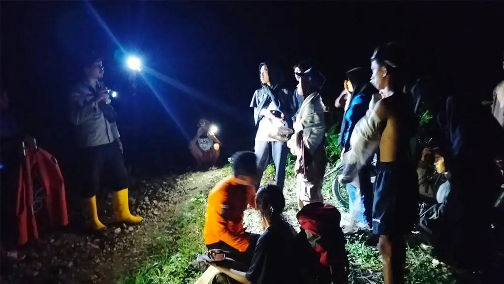 Tim SAR gabungan mengevakuasi enam pendaki dari Gunung Lamari, Tojo Unauna, Minggu (12/4/2026). (©Basarnas Palu)