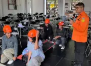 Peserta mempraktikkan materi mitigasi bencana oleh Basarnas pada pelatihan yang digelar Mahasiswa Teknik arsitektur Untad, Kamis (16/4/2026). (©Basarnas Palu)