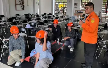 Peserta mempraktikkan materi mitigasi bencana oleh Basarnas pada pelatihan yang digelar Mahasiswa Teknik arsitektur Untad, Kamis (16/4/2026). (©Basarnas Palu)