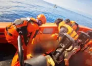 Tim SAR mengevakuasi jenazah Sahrul Ahmad yang ditemukan meninggal di atas perahu di Perairan Desa Bantya, parigi Moutong, Sabtu (18/4/2026). (©Basarnas Palu)