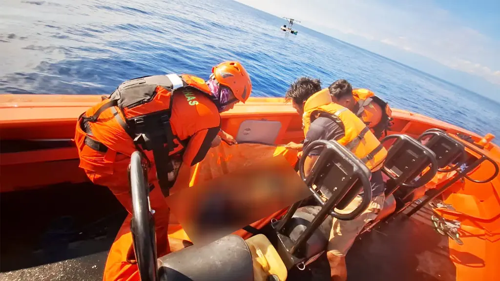 Tim SAR mengevakuasi jenazah Sahrul Ahmad yang ditemukan meninggal di atas perahu di Perairan Desa Bantya, parigi Moutong, Sabtu (18/4/2026). (©Basarnas Palu)