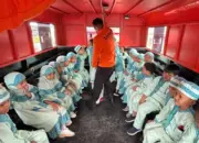 Sejumlah siswa TK Aisyiyah Pengawu berada di atas truk saat berkunjung ke Basarnas Palu, Rabu (22/4/2026). (©Basarnas Palu)