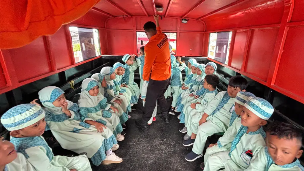 Sejumlah siswa TK Aisyiyah Pengawu berada di atas truk saat berkunjung ke Basarnas Palu, Rabu (22/4/2026). (©Basarnas Palu)