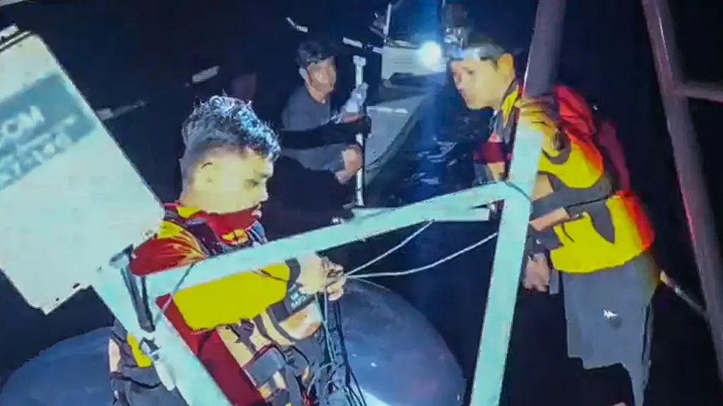 Tim SAR mengevakuasi nelayan yang mati mesin di Pulau Lutungan TOlitoli, Sabtu (11/4/2026). (©Basarnas Palu)