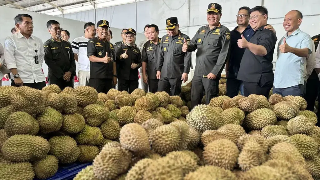 Kepala Badan Karantina Indonesia Sahat M Panggabean (keempat kanan) saat kunjungan persiapan ekspor durian Indonesia ke Tiongkok di Palu, Rabu. (15/4/2026). ANTARA/ (Kristina Natalia)