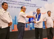 Direktur Meteorologi Penerbangan BMKG Achadi Subarkah (kedua kiri) menyerahkan cenderamata kepada Kepala Biro Ekonomi Sulteng Raff Malik (ketiga kiri) pada pembukaan Sekolah Lapang Meteorologi Penerbangan di Palu, Sulawesi Tengah, Rabu (22/4/2026). (©bmzIMAGES/Basri Marzuki)